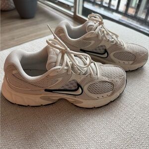 WOMEN'S NIKE V5 RNR SUEDE SNEAKERS